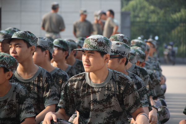 学生认真聆听 学生认真聆听